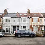 Veeve - The Barnes Family Haven