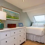 Veeve - The Barnes Family Haven